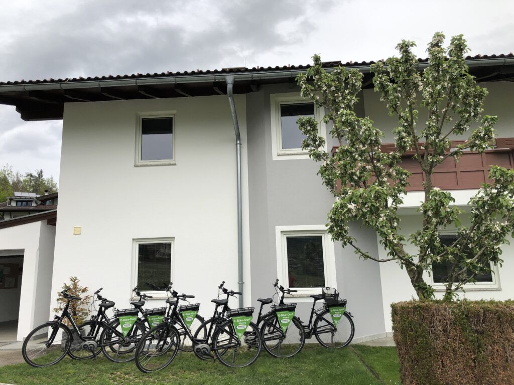 Drei Fahrräder parken vor einem Ferienhaus Wiesing.