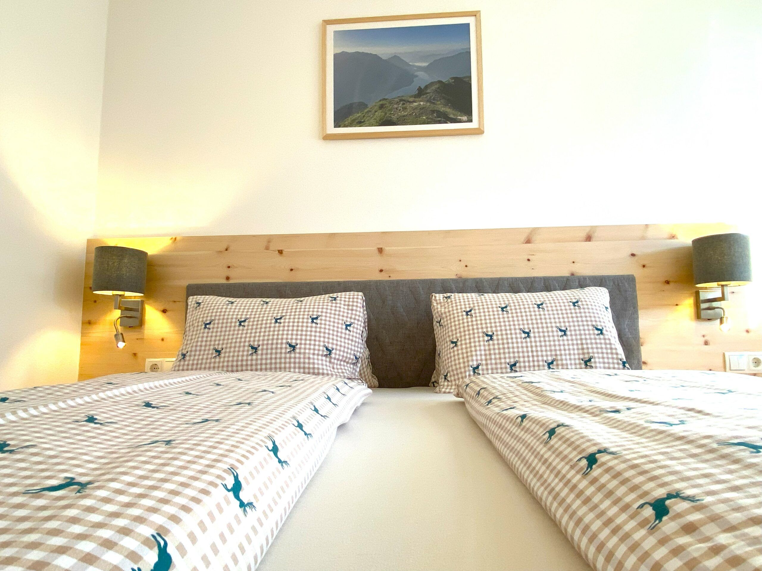 Ferienwohnung Anna-Lena: Zwei Betten in einem Zimmer mit einem Bild an der Wand.