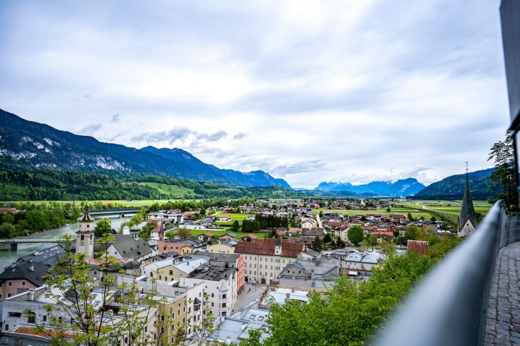Ein malerischer Blick auf die Stadt Rattenberg, eingebettet inmitten majestätischer Berge.